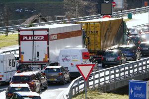Foto Manuel Geisser Samstag 23.12.2023 Wassen, Schweiz. ,Natur,Stau,Verkehr,Autobahn. Bild : Bild : Weihnachts - Stau au