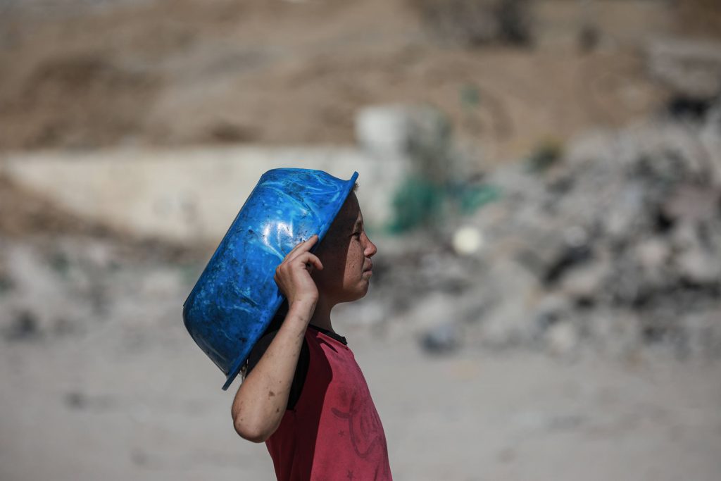 Hot food distributed to Palestinians in Beit Lahia