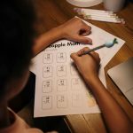 Compter avec ses doigts tôt peut favoriser l’apprentissage du calcul : éclairage d’une étude suisse